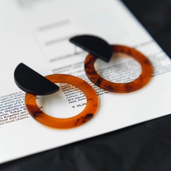 Chic Tortoise Statement Acrylic Earrings - Picture 4 of 5